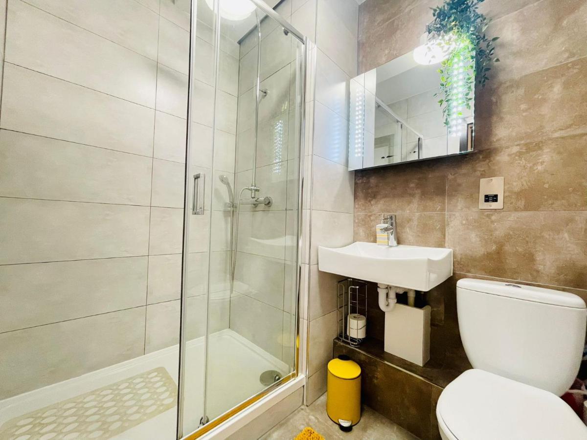 Park Street Apartment Luton By Hostaguest Luaran gambar